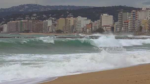 Große Wellen Strand Einem Bewölkten Tag Spanische Costa Brava Der — Stockvideo