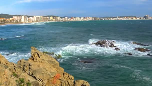 Grote Golven Middellandse Zee Spaanse Costa Brava Buurt Van Dorp — Stockvideo