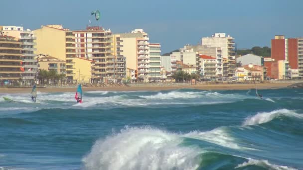 Windsurfers Costa Brava Espanhola Praia Sant Antoni Calonge Dia Ventoso — Vídeo de Stock