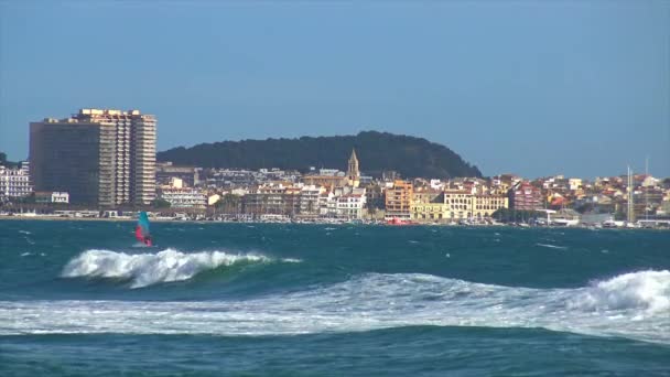 Velké Vlny Pobřeží Středozemního Moře Španělské Costa Brava Poblíž Města — Stock video