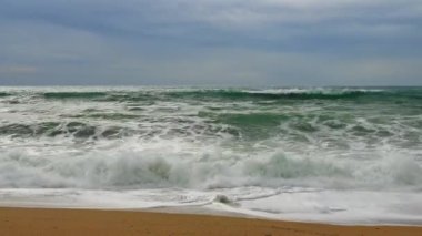 Akdeniz Beach, İspanyol Costa Brava yakınındaki şehir Palamos büyük dalgalar
