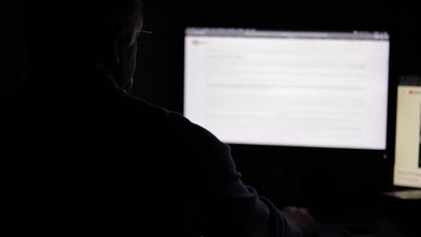 Молодой Человек Очках Работает Компьютером Вечером Низком Освещении — стоковое видео