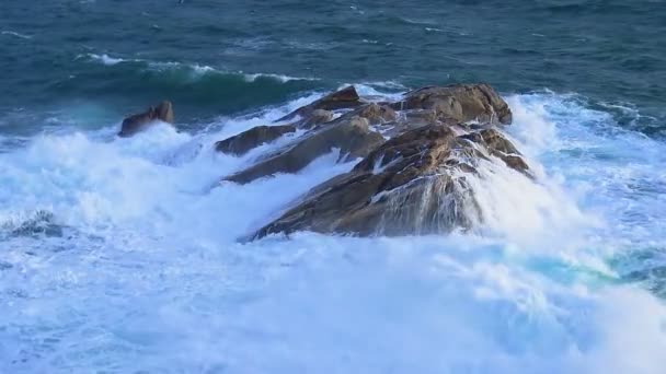 Ondas Grandes Mar Mediterrâneo Dia Nublado Costa Brava Espanhola Imagens — Vídeo de Stock