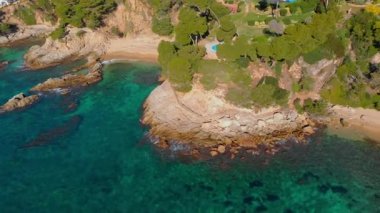 Costa Brava küçük köyün Sant Antoni de Calonge İspanya, Torre Valentina koyları kıyı dron görüntüleri