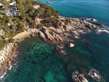 İspanya 'nın Sant Antoni de Calonge köyü yakınlarındaki Costa Brava kıyı şeridinde insansız hava aracı resmi, Torre Valentina koyları