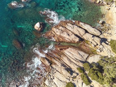 İspanya 'nın Sant Antoni de Calonge köyü yakınlarındaki Costa Brava kıyı şeridinde insansız hava aracı resmi, Torre Valentina koyları
