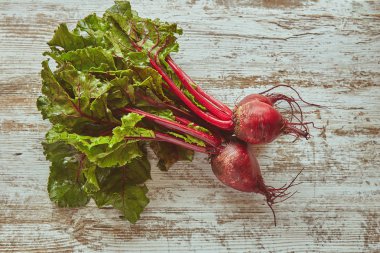 Rustik bir tahta üzerinde genç kırmızı pancar