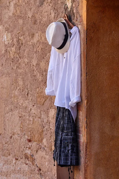 Vestido Blanco Sombrero Colgando Pared Roja — Foto de Stock