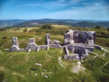 Balaton Gölü yakınındaki bir Csobanc Tepesi'nden hava dron resim güzel Macar kale Harabeleri