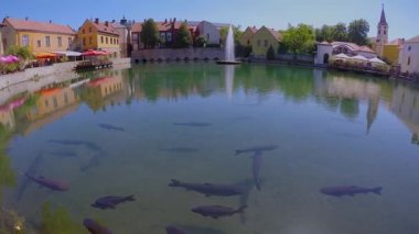 Küçük bir kasaba Tapolca Macaristan üzerinden küçük bir göl