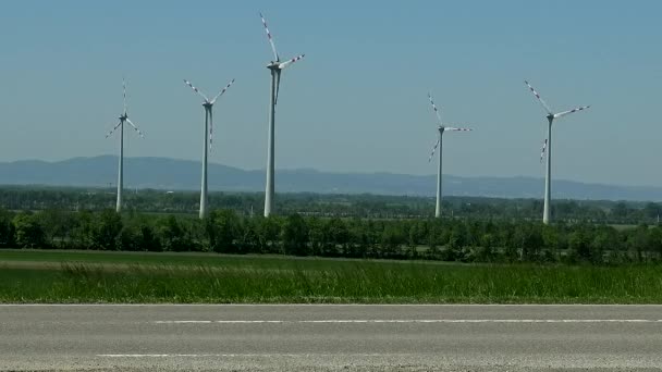 Molinos Viento Trabajando Con Viento Campo Ventoso Austria — Vídeo de stock