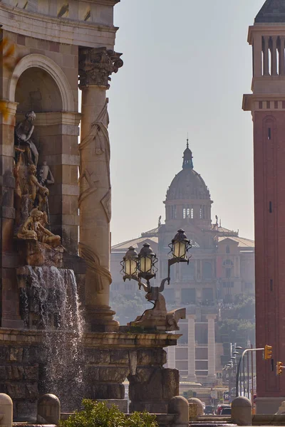 Hiszpański landmark w Barcelonie wzgórza Montjuic w światło z przodu, Hiszpania kwadrat. 02. 25. 2019 Hiszpania — Zdjęcie stockowe