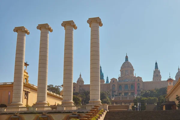 Columnas de piedra grandes y fuertes en la calle de Barcelona en España, colina Montjuic. En el fondo el Museo Nacional de Cataluña . —  Fotos de Stock