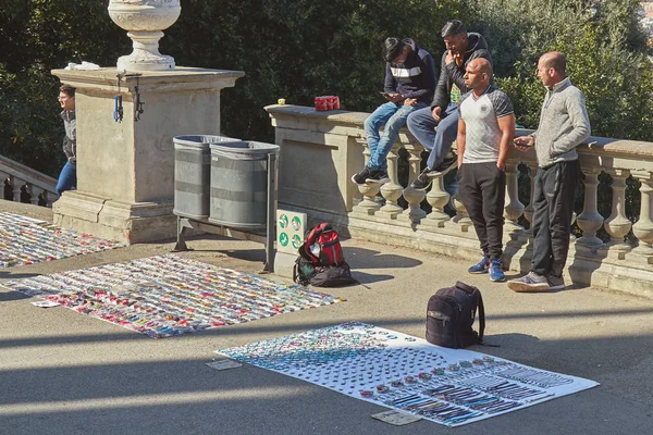 Straatmarkt, mensen verkoop dingen op de straat in Barcelona in Spanje. 02. 25. 2019 Spanje — Stockfoto