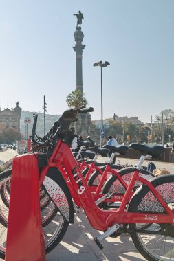 Güneşli bir günde bir Barcelona Bisiklet istasyonunda İspanya kiralamak Modern Bisikletleri
