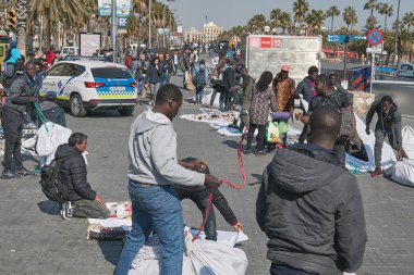 Semt pazarı, insanlar Satılık şeyler Barcelona İspanya sokakta. 02. 25. 2019 İspanya