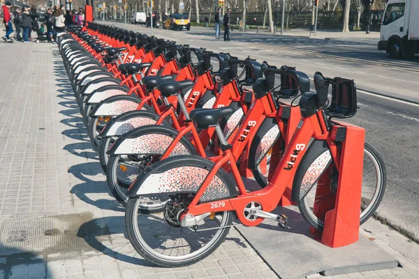 Bicicletas modernas para alugar em uma estação de bicicleta Barcelona em Espanha em um dia ensolarado — Fotografia de Stock