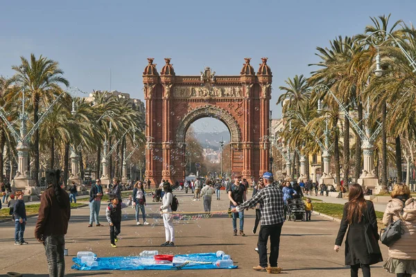 Arco triunfal en la ciudad de Barcelona en España con muchos turistas en un día soleado. 02. 25. España 2019 —  Fotos de Stock