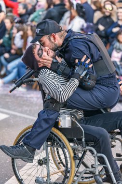 Geleneksel karnaval bir İspanyol Katalonya Palamos kasabasında. Birçok kişi kostüm ve ilginç makyaj. 03. 01. 2019 İspanya