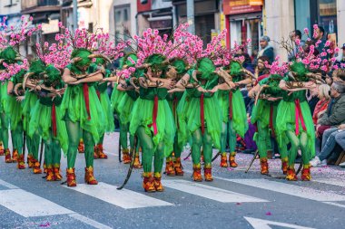 Geleneksel karnaval bir İspanyol Katalonya Palamos kasabasında. Birçok kişi kostüm ve ilginç makyaj. 03. 01. 2019 İspanya