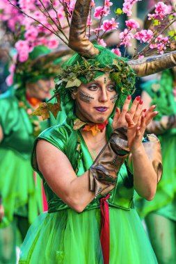 Geleneksel karnaval bir İspanyol Katalonya Palamos kasabasında. Birçok kişi kostüm ve ilginç makyaj. 03. 01. 2019 İspanya