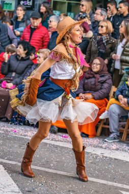 Geleneksel karnaval bir İspanyol Katalonya Palamos kasabasında. Birçok kişi kostüm ve ilginç makyaj. 03. 01. 2019 İspanya