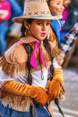 Geleneksel karnaval bir İspanyol Katalonya Palamos kasabasında. Birçok kişi kostüm ve ilginç makyaj. 03. 01. 2019 İspanya
