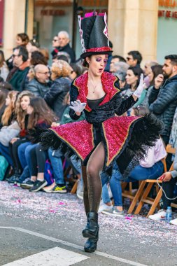 Geleneksel karnaval bir İspanyol Katalonya Palamos kasabasında. Birçok kişi kostüm ve ilginç makyaj. 03. 01. 2019 İspanya