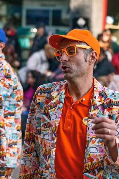 Traditioneller Karneval in der spanischen Stadt Palamos in Katalonien. viele Menschen in Kostümen und interessanter Schminke. 03. 01. Spanien 2019 — Stockfoto