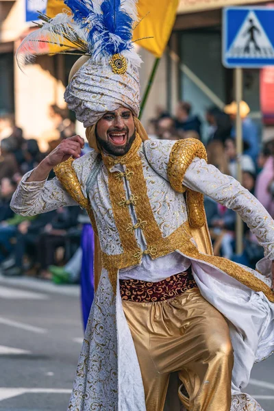 Традиционный карнавал в испанском городе Паламос в Каталонии. Много людей в костюмах и интересный макияж. 03. 03 01. I Love You Испания 2019 — стоковое фото