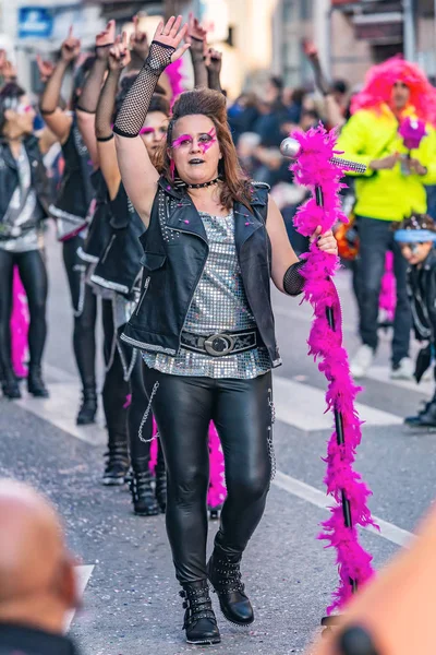 Carnaval tradicional en una ciudad española Palamos en Cataluña. Mucha gente disfrazada y maquillaje interesante. 03. 01. España 2019 — Foto de Stock