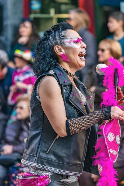 Carnaval tradicional em uma cidade espanhola Palamos, na Catalunha. Muitas pessoas em traje e maquiagem interessante. 03. 01. 2019 Espanha — Fotografia de Stock