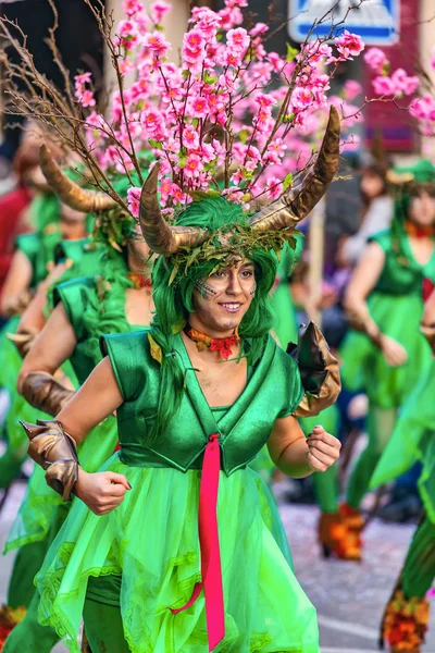 Carnaval tradicional em uma cidade espanhola Palamos, na Catalunha. Muitas pessoas em traje e maquiagem interessante. 03. 01. 2019 Espanha — Fotografia de Stock