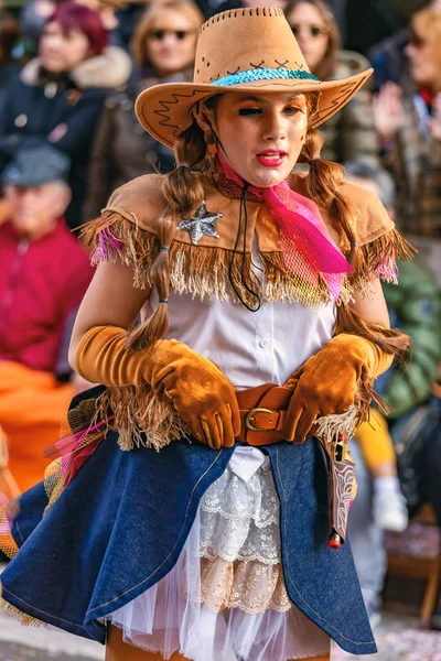 Carnaval tradicional em uma cidade espanhola Palamos, na Catalunha. Muitas pessoas em traje e maquiagem interessante. 03. 01. 2019 Espanha — Fotografia de Stock