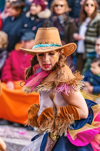 Geleneksel karnaval bir İspanyol Katalonya Palamos kasabasında. Birçok kişi kostüm ve ilginç makyaj. 03. 01. 2019 İspanya — Stok fotoğraf