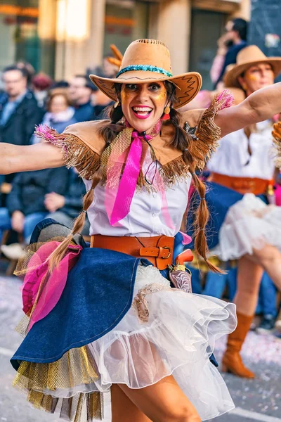 伝統的なカーニバルのカタロニア パラモス スペインの町。衣装と面白いメイクで多くの人々。03. 01。2019 スペイン — ストック写真