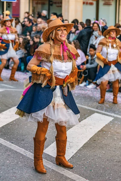 Carnaval tradicional en una ciudad española Palamos en Cataluña. Mucha gente disfrazada y maquillaje interesante. 03. 01. España 2019 —  Fotos de Stock