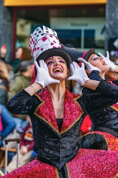 Carnaval tradicional en una ciudad española Palamos en Cataluña. Mucha gente disfrazada y maquillaje interesante. 03. 01. España 2019 — Foto de Stock