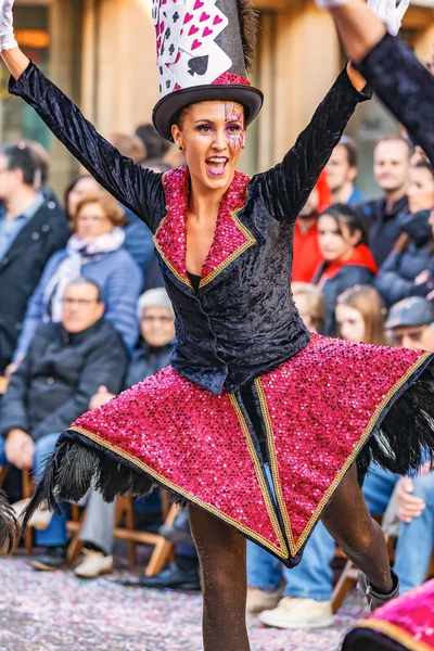 Carnaval traditionnel dans une ville espagnole Palamos en Catalogne. Beaucoup de gens en costume et maquillage intéressant. 03. 01. 2019 Espagne — Photo