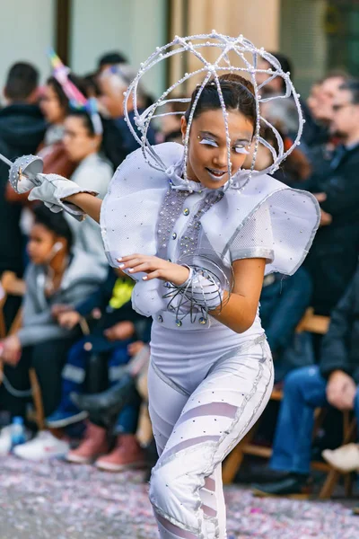 加泰罗尼亚西班牙帕拉莫斯镇的传统狂欢节。许多人穿着服装和有趣的化妆。03. 01。2019年西班牙 — 图库照片