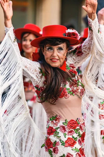 Geleneksel karnaval bir İspanyol Katalonya Palamos kasabasında. Birçok kişi kostüm ve ilginç makyaj. 03. 01. 2019 İspanya — Stok fotoğraf