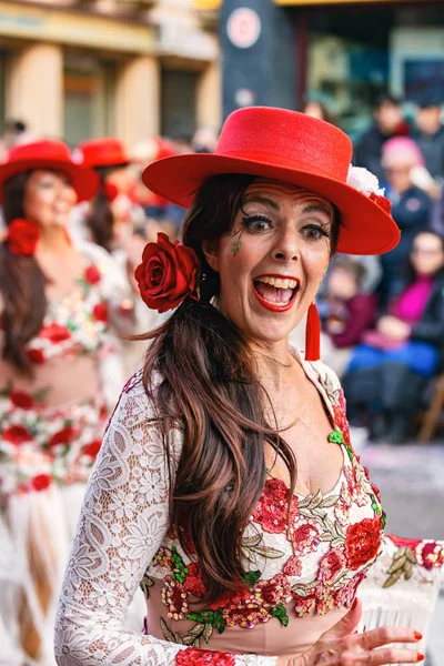 Carnaval tradicional em uma cidade espanhola Palamos, na Catalunha. Muitas pessoas em traje e maquiagem interessante. 03. 01. 2019 Espanha — Fotografia de Stock