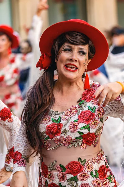 Tradycyjny karnawał w hiszpańskiej miejscowości Palamos w Katalonii. Wiele osób w stroju i makijażu ciekawe. 03. 01. 2019 Hiszpania — Zdjęcie stockowe