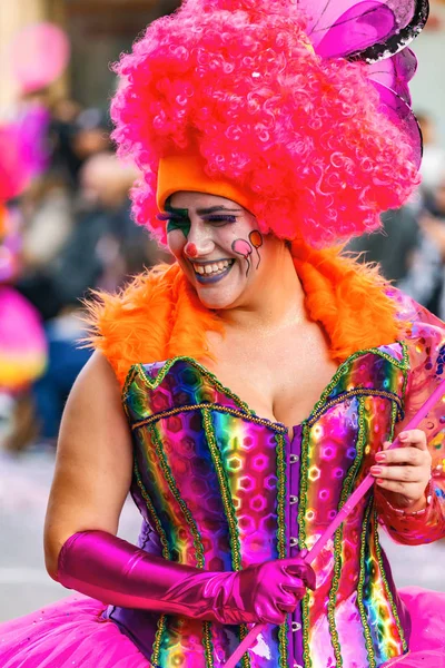 Carnaval tradicional em uma cidade espanhola Palamos, na Catalunha. Muitas pessoas em traje e maquiagem interessante. 03. 01. 2019 Espanha — Fotografia de Stock