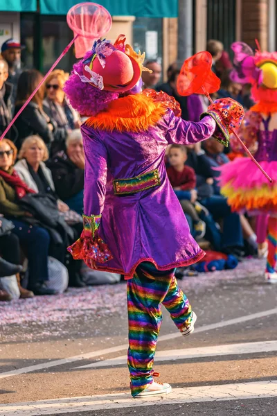 Traditionell karneval i en spansk stad Palamos i Katalonien. Många människor i kostym och intressant make-up. 03. 01. 2019 Spanien — Stockfoto
