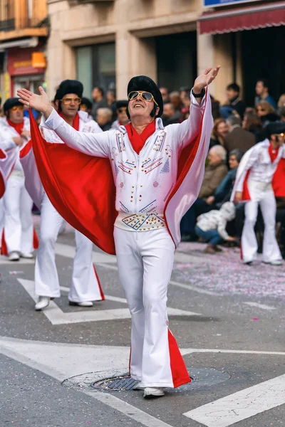 Carnaval tradicional en una ciudad española Palamos en Cataluña. Mucha gente disfrazada y maquillaje interesante. 03. 01. España 2019 — Foto de Stock