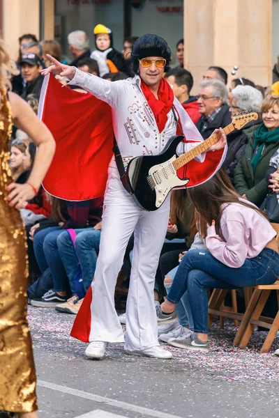 Carnaval tradicional em uma cidade espanhola Palamos, na Catalunha. Muitas pessoas em traje e maquiagem interessante. 03. 01. 2019 Espanha — Fotografia de Stock