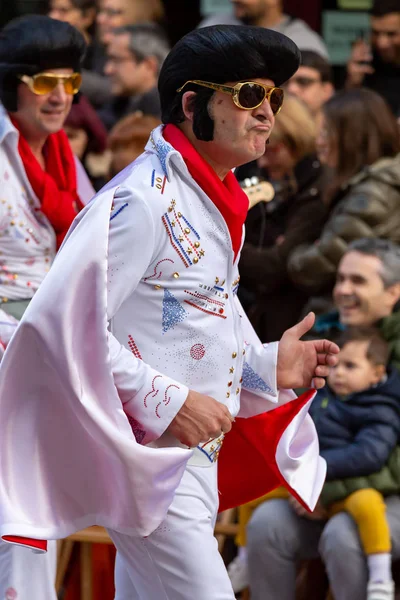 Traditionele carnaval in een Spaans stadje Palamos in Catalonië. Veel mensen in kostuum en interessante make-up. 03. 01. 2019 Spanje — Stockfoto