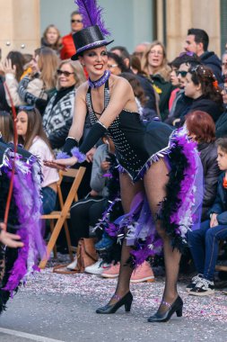 Geleneksel karnaval bir İspanyol Katalonya Palamos kasabasında. Birçok kişi kostüm ve ilginç makyaj. 03. 02. 2019 İspanya