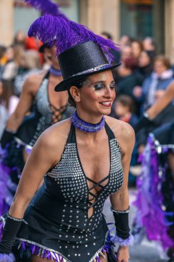 Geleneksel karnaval bir İspanyol Katalonya Palamos kasabasında. Birçok kişi kostüm ve ilginç makyaj. 03. 02. 2019 İspanya